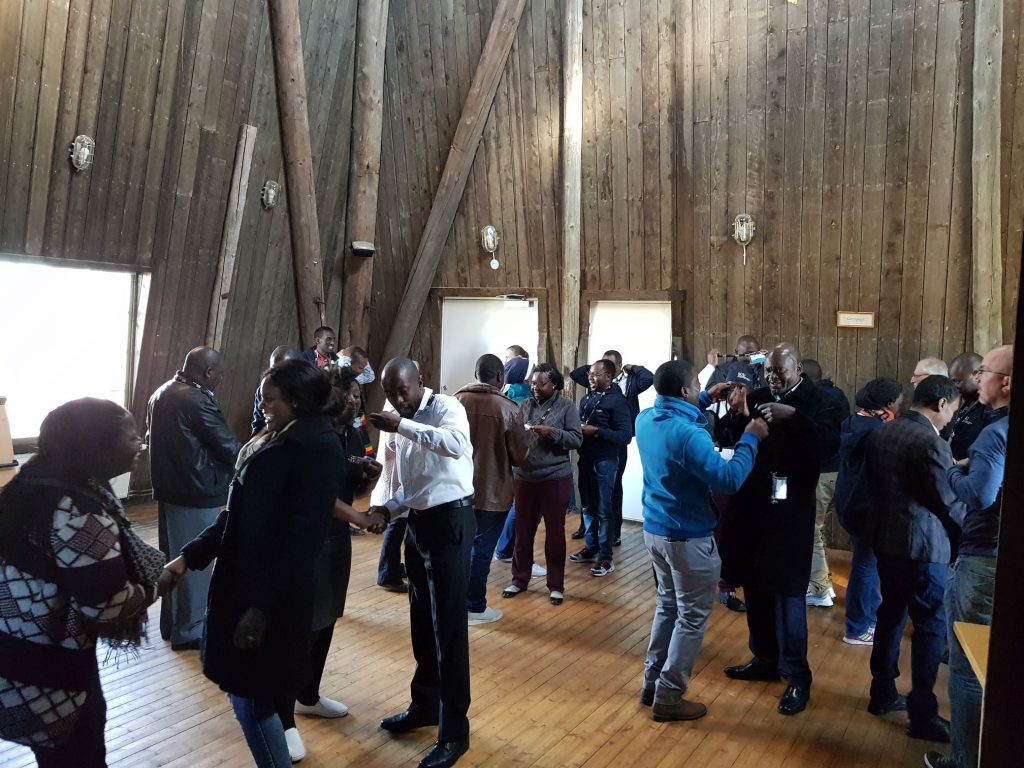 Ett trettiotal gruvexperter, både män och kvinnor, står i ett rum och minglar.