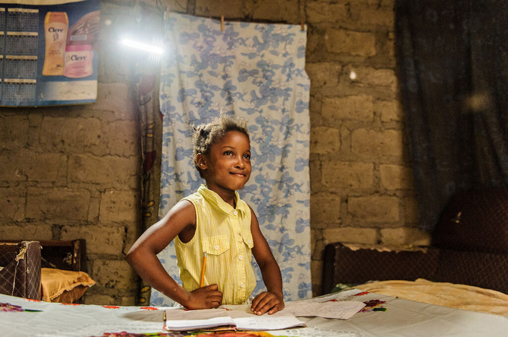 Bridget sitter i ett upplyst rum,