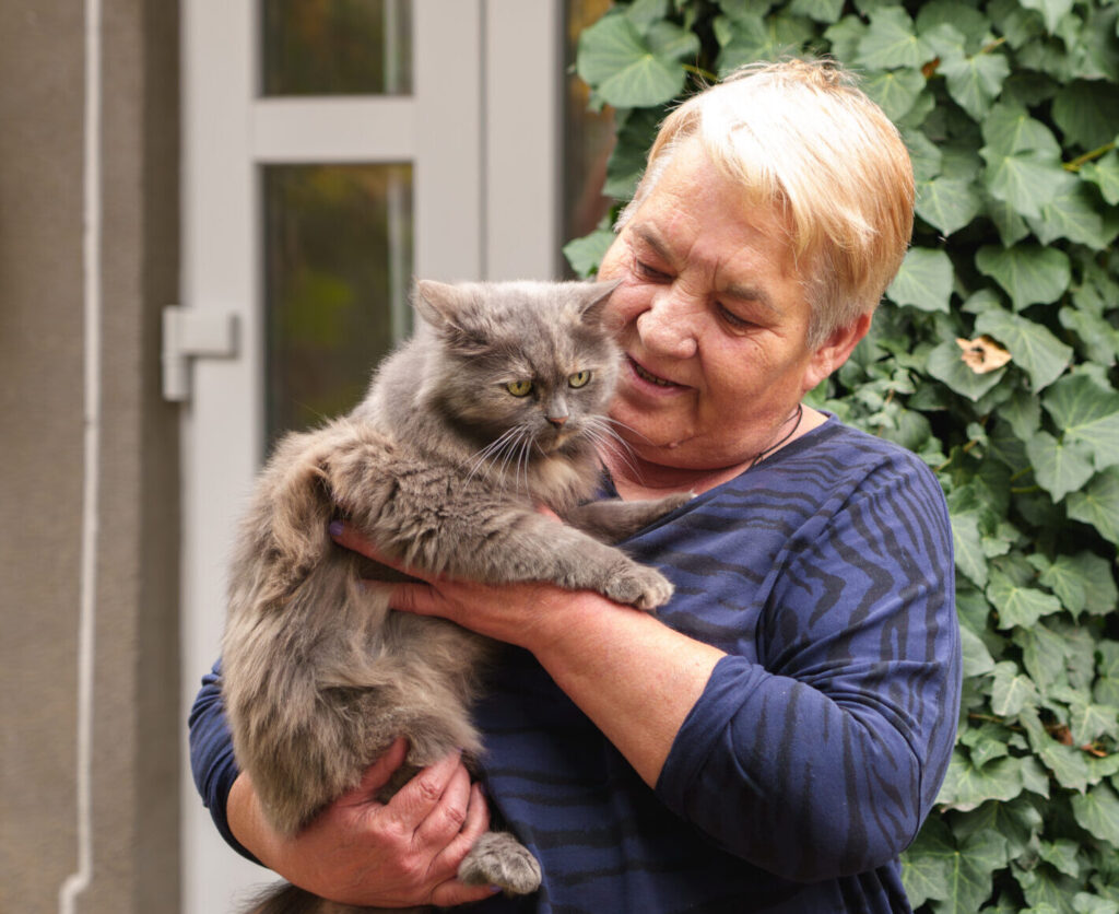 Ludlmila Prodan håller en katt i famnen i Volontiri i Moldavien.