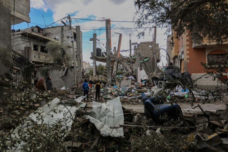 RAFAH, GAZA - 27 JANUARI: Människor inspekterar skador på sina hem orsakade av israeliska luftangrepp, den 27 januari 2024 i Rafah, Gaza.