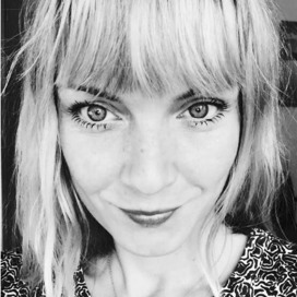 Svartvitt porträtt på en kvinna.