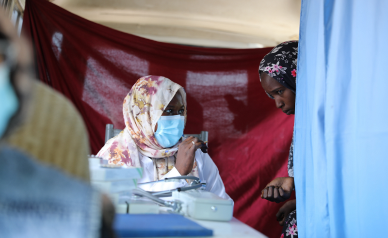 På bilden syns två kvinnor. Den ena lyssnar till den kvinna som söker stöd på mobil hälsoenhet i GEDAREF State i Sudan.
