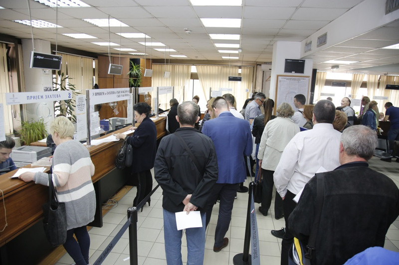 En ringlande kö inne i en servicelokal.