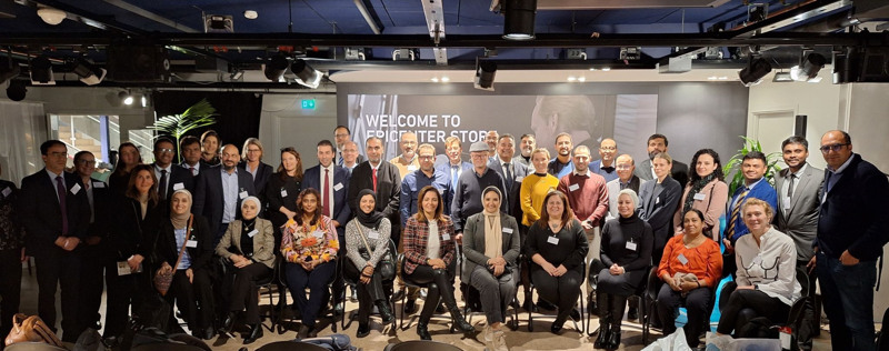 En grupp på runt 40 människor står uppradade inomhus för att ta en gruppbild.