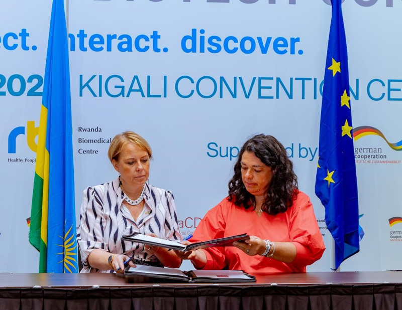 Konferens i Kigali där Martina Fors, biståndsråd och EU-ambassadör Belen Calvo Uyarra signerar EU avtal.