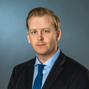 En man tittar in i kameran.