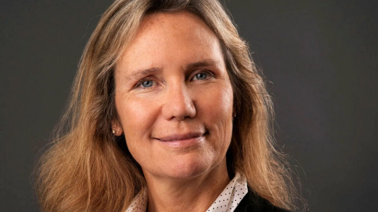 Närbild på kvinna med långt hår.