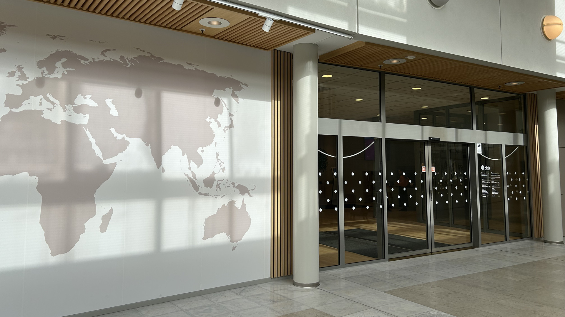 En stor vit byggnad med en världskarta på väggen