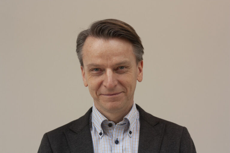 Närbild av man i skjorta och kavaj.