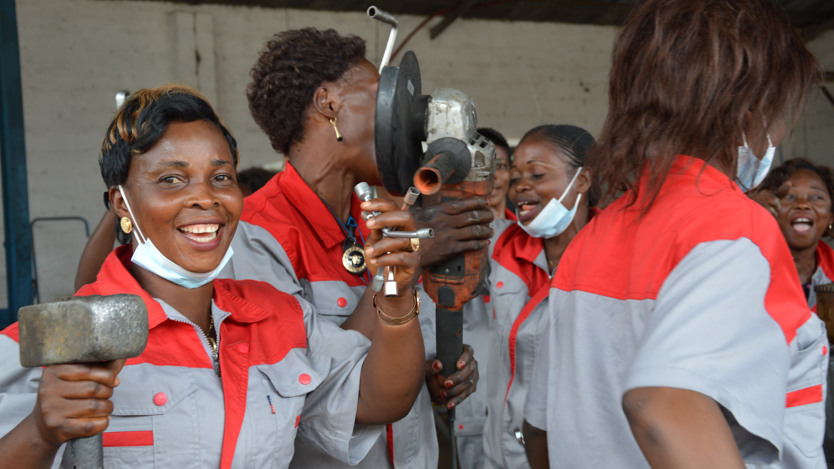 Kvinnliga lastbilsmekaniker i DR Kongo.