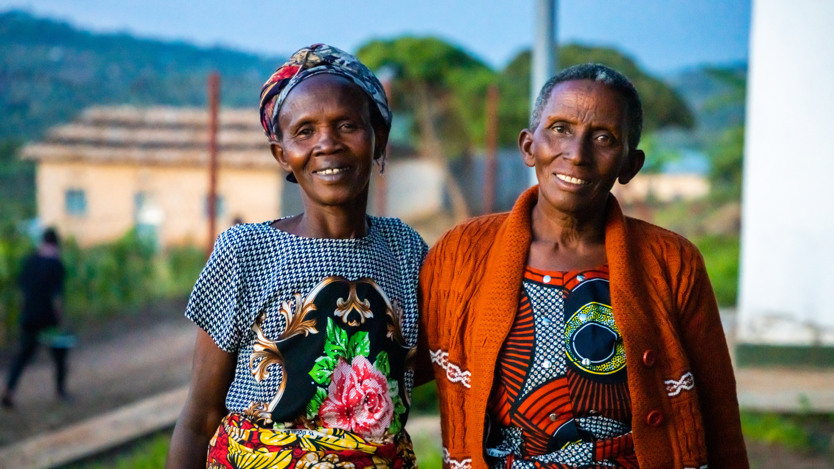 Två kvinnliga mjölkbönder Rwanda