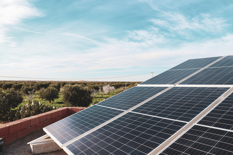 Vi ser exempel på solpaneler på Fethia Bougtifs hus i Tunisien.