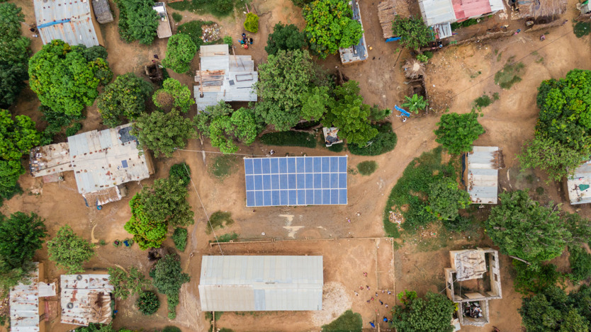 Hustak och en solpanel sedd uppifrån.