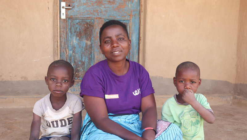 Porträtt på kvinna i kortklippt hår och lila t-shirt.