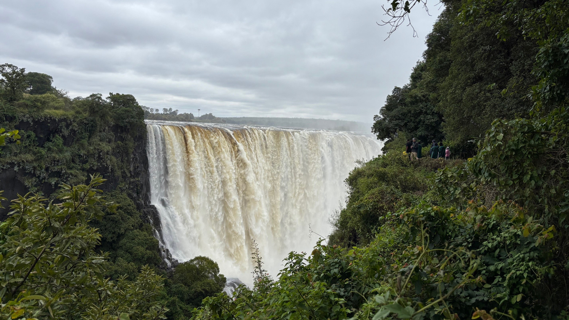 Ett stort vattenfall faller med stor kraft i Zimbabwe.