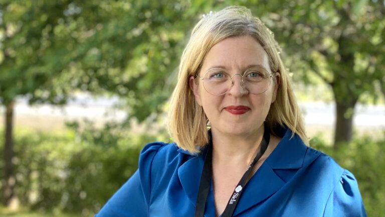 Kvinna i blå klänning.