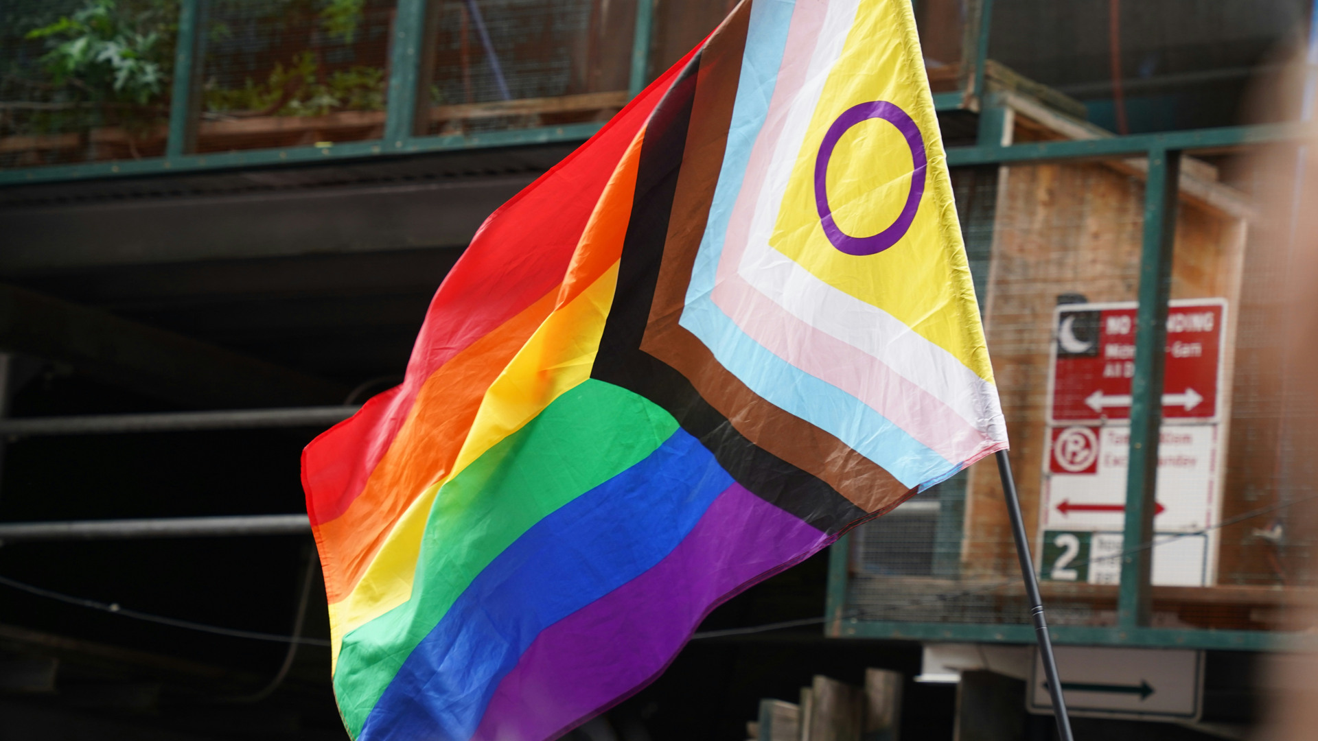 En inkluderande regnbågsflagga som även innehåller cirkeln som representerar intersex-personer.