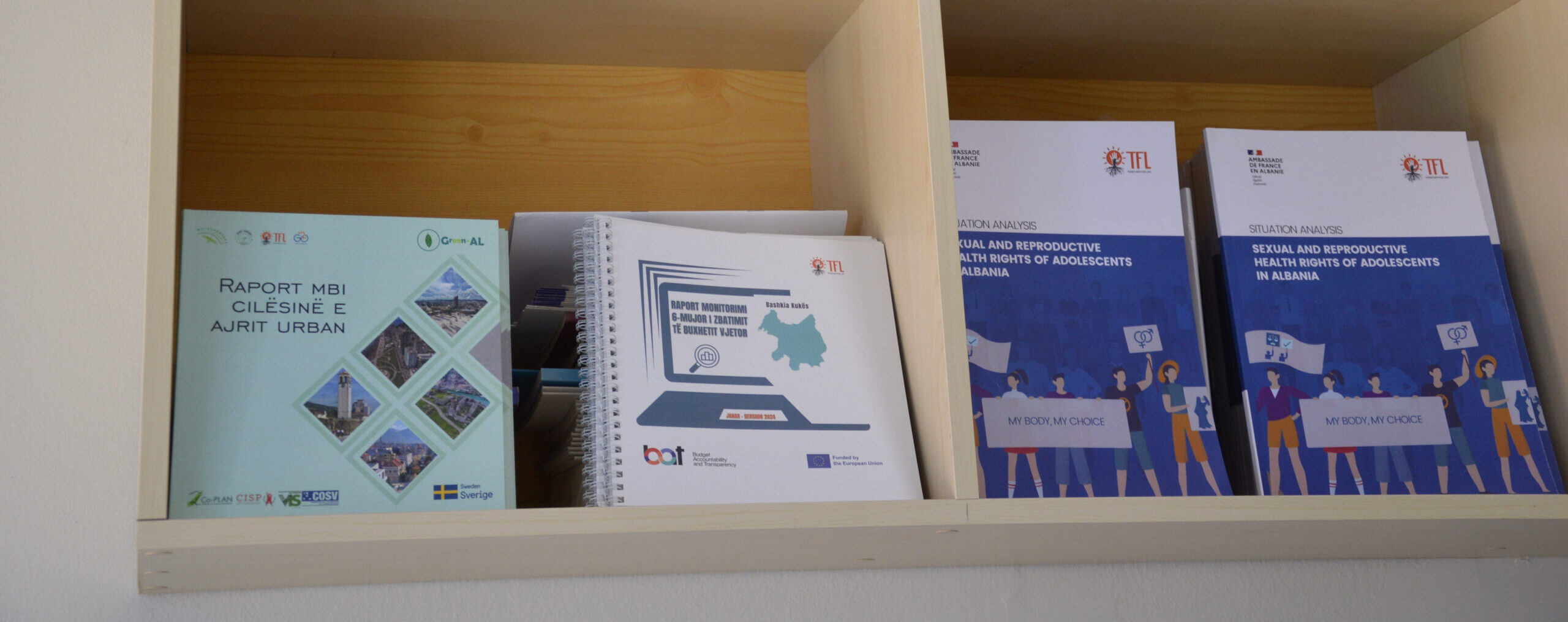 En bokhylla fylld med massor av böcker.