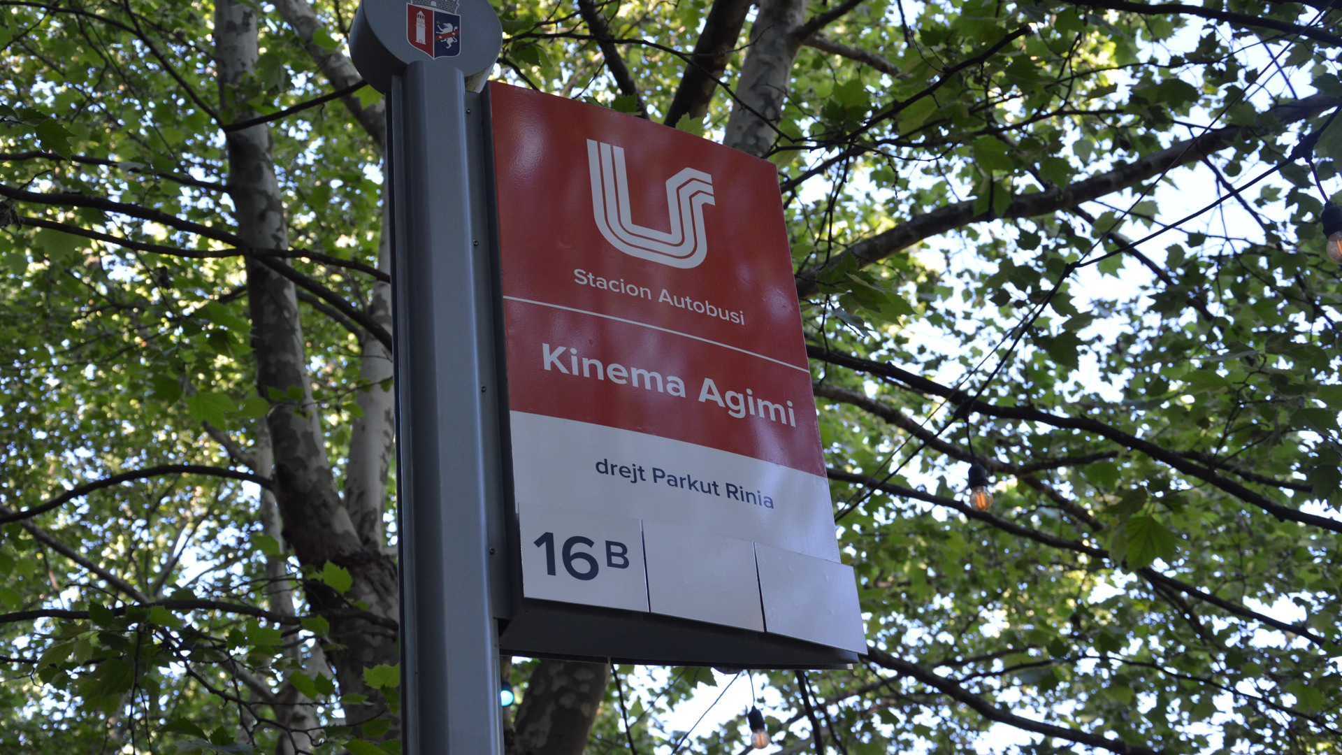 En röd skylt som hänger på sidan av en metallstolpe.