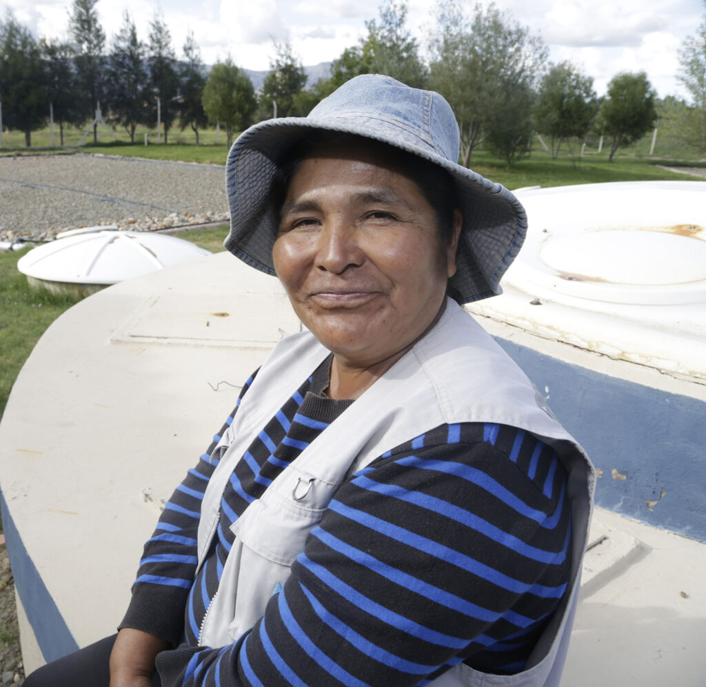 Francisca Villca Bonifacio vid en vattencistern