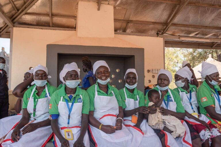 Medlemmar i kvinnokollektivet sitter ned i fabriken.