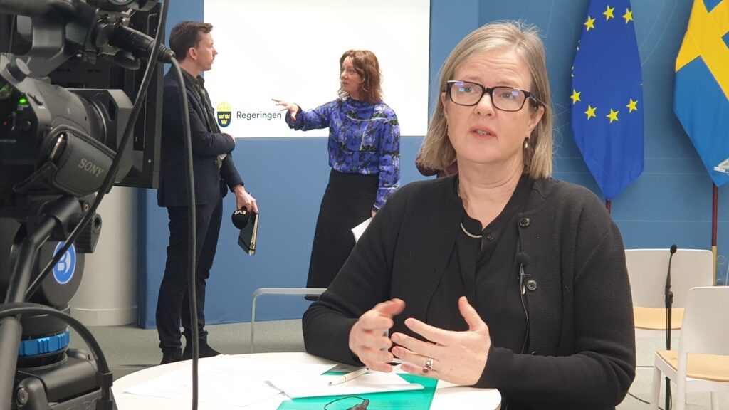 Karin Jämtin på pressbriefing den 1 mars