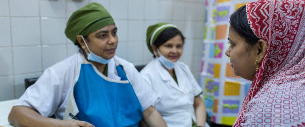En kvinna får abortrådgicning på en av Ipas kliniker i Bangladesh.