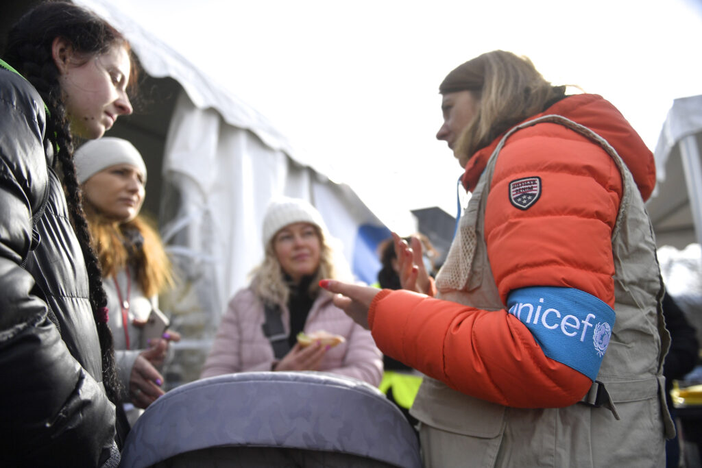 Personal från Unicef delar ut material till ukrainska flyktingar i Rumänien.