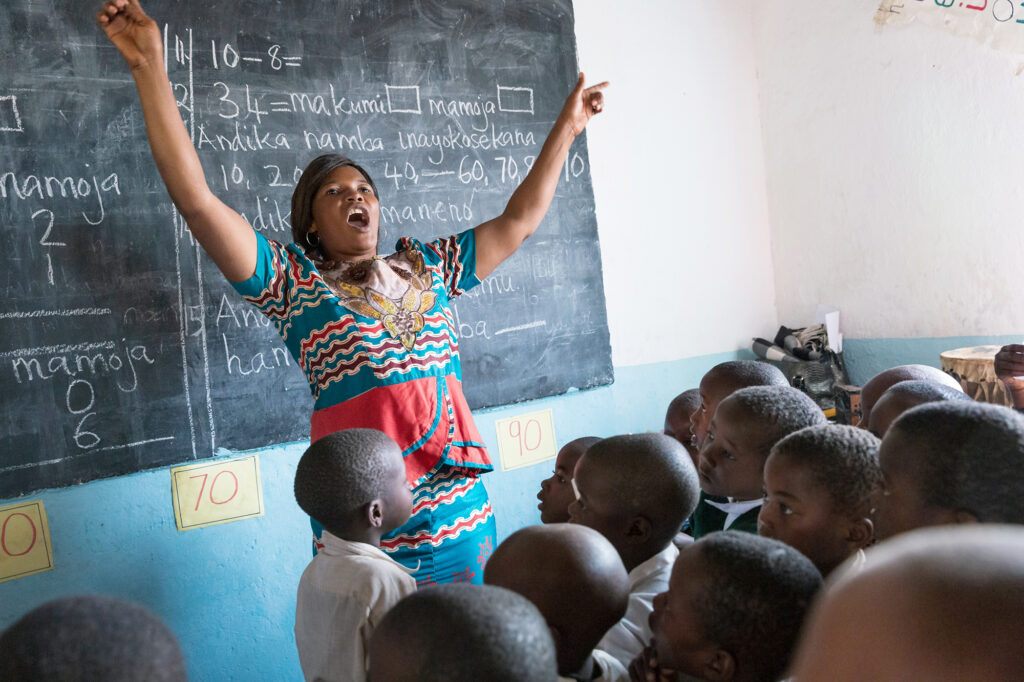 Lärare i klassrum i Tanzania