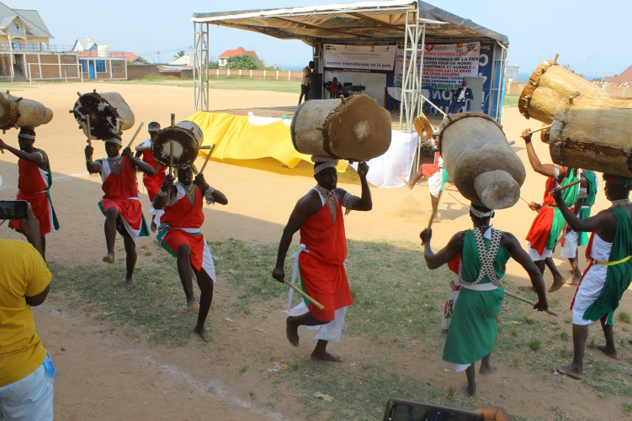Burundiska trumslagare i traditionella dräkter uppför en dansuppvisning