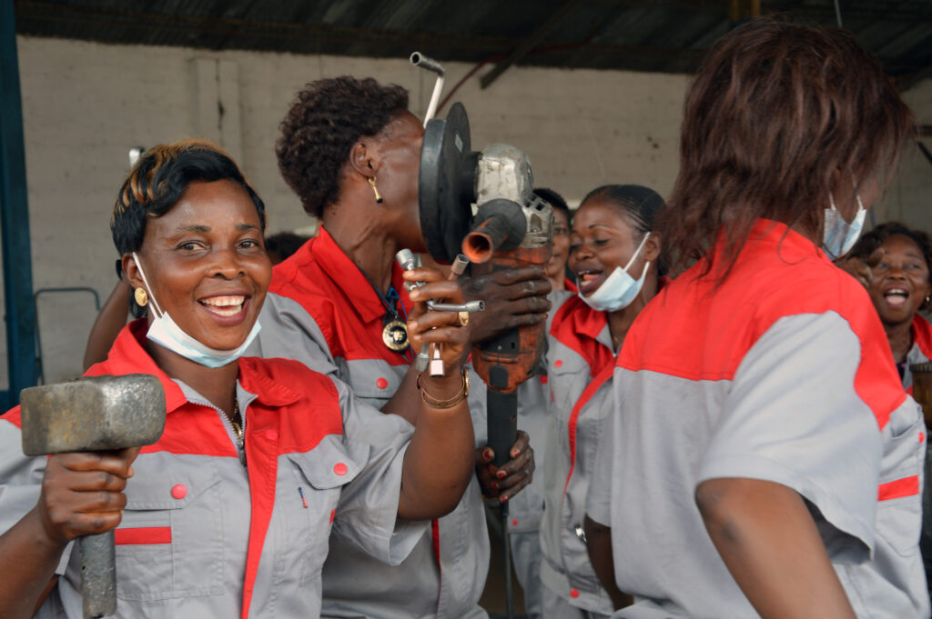 Giba Michou i Kananga, Kasai Central, DR Kongo står med verktyg i händerna inne i garaget tillsammans med sina kurskamrater. Hon läser till lastbilsmekaniker. Utbildningen riktar sig till kvinnor som riskerar att utsättas för sexuellt våld.