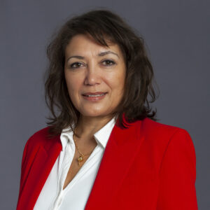 Porträtt på en kvinna i en röd kavaj.