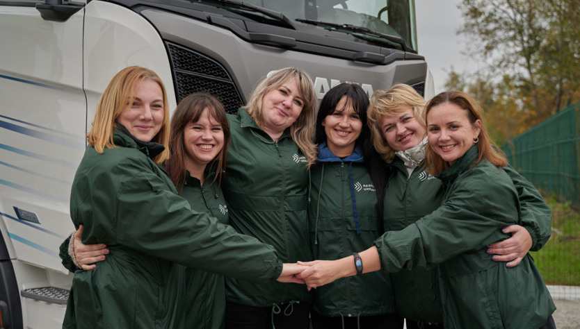 Sex kvinnor håller om varandra framför en lastbil i Ukraina. Foto: Beredskapslyftet