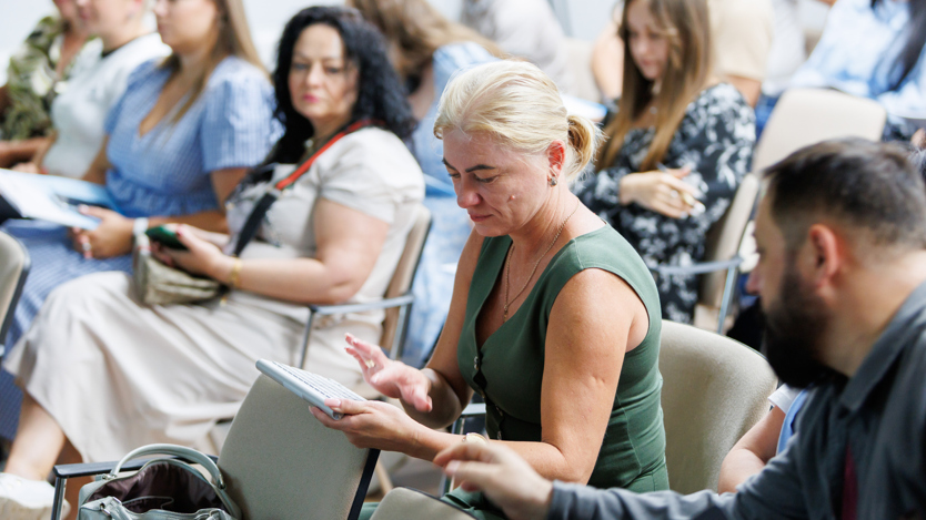 Flera kvinnor sitter i en konferenssal.