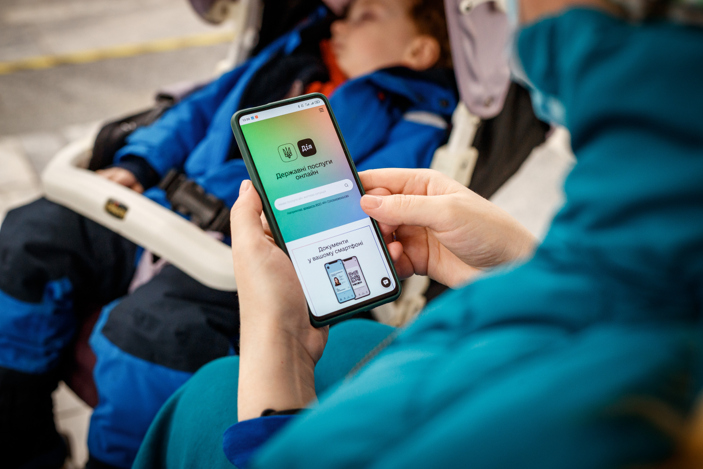 En person håller i en mobiltelefon.