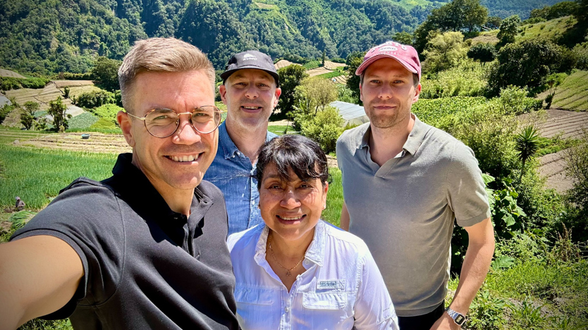 En grupp människor som står bredvid varandra.