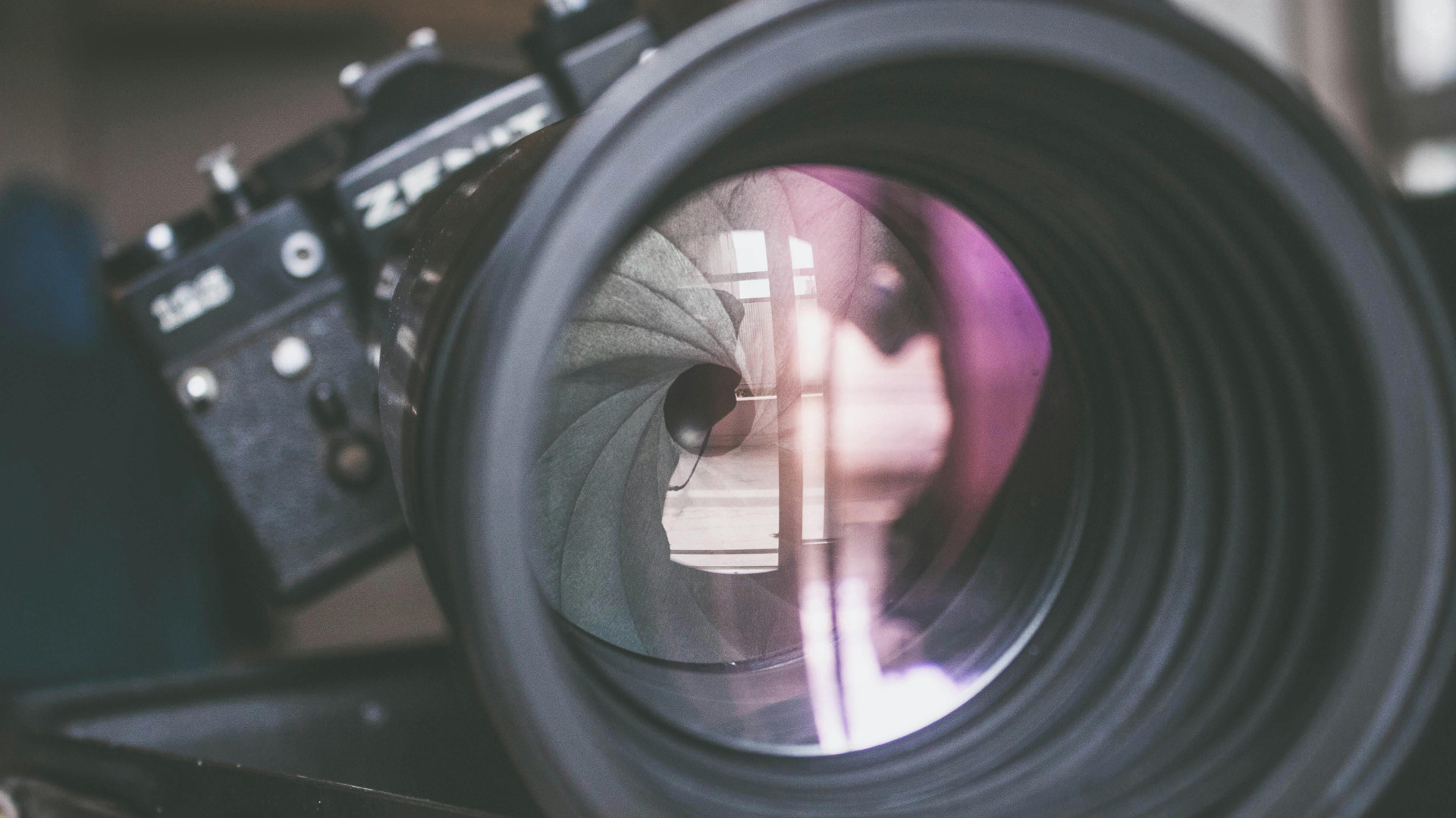 En suddig bild på en kamera med objektiv.