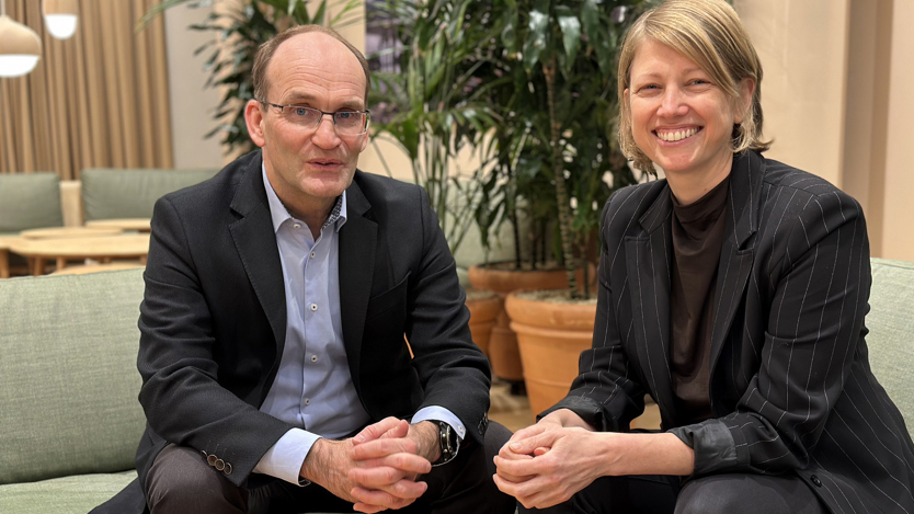 Sidas generaldirektör Jakob Granit och Ida Pettersson, tidigare metod- och ämnesföreträdare för jämställdhet, sitter och samtalar.