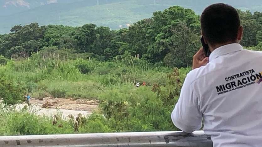 Gränsvakt vid gränsen mellan Colombia och Venezuela. Situationen i området är just nu mycket osäker och risk finns för ökade flyktingströmmar.