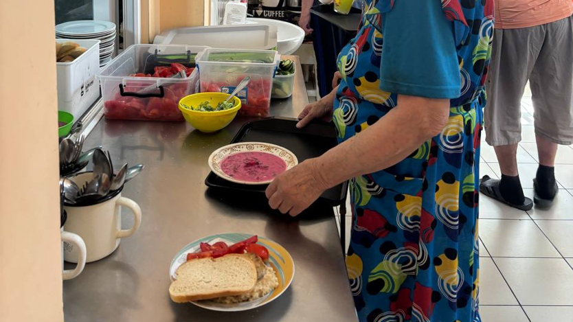 Kvinna tar mat i bespisning.