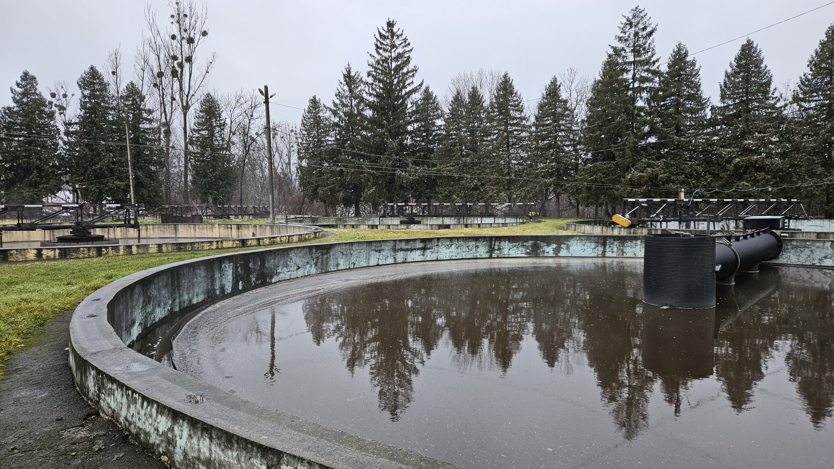 En rund bassäng i betong fylld med vatten.