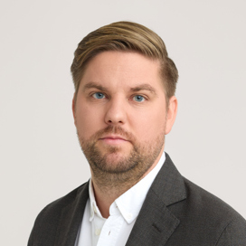 Porträtt på man i vit skjorta.