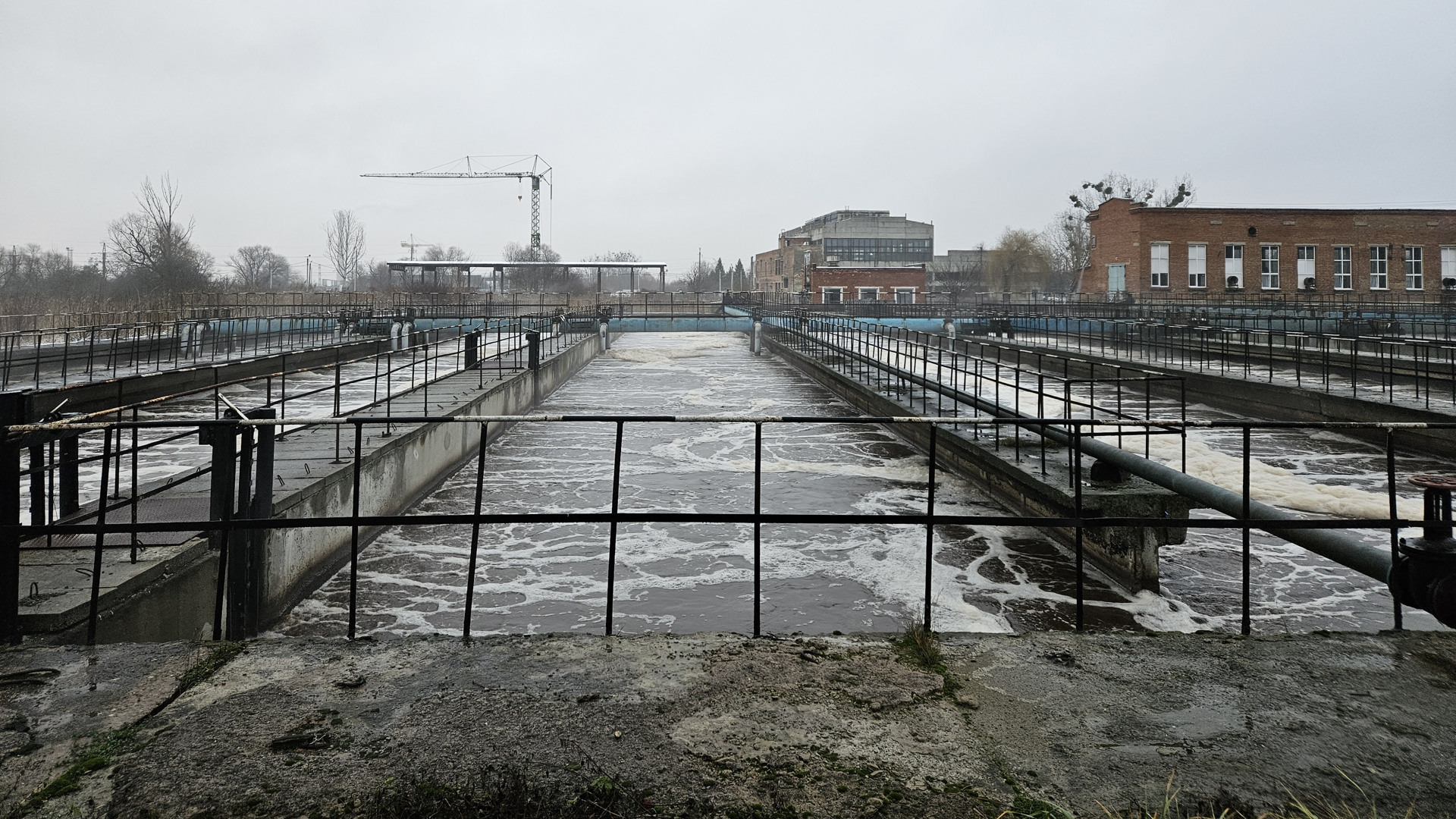 Betongbassänger fyllda med vatten.