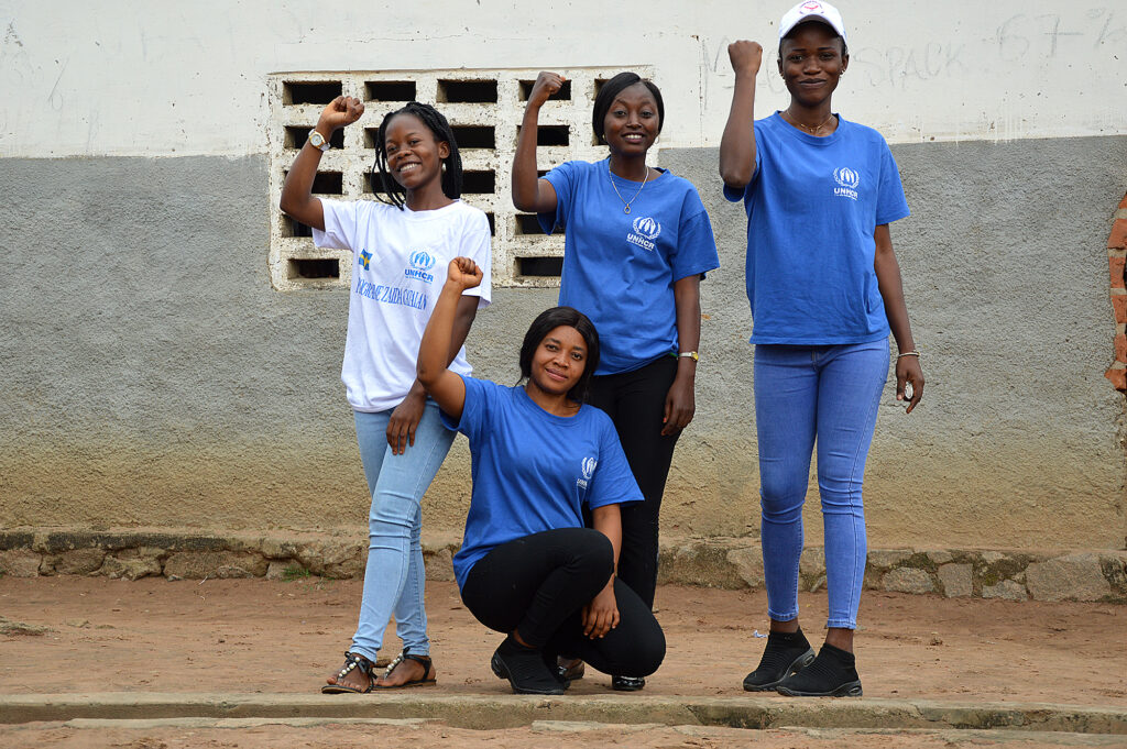 Tonårstjejer utanför en skola i Kanaga