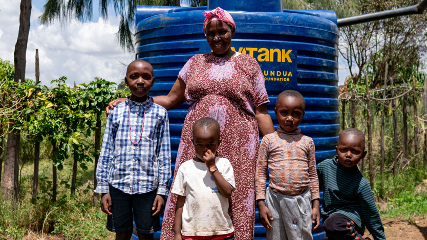 Njabi_Merita i Kenya tillsammans med sina barn framför MyTank på gården i Ex-Lewa.