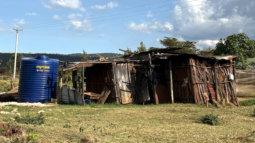 MyTank intill ett fallfrädigt men bebott bostadshus i Ex-Lewa, Kenya