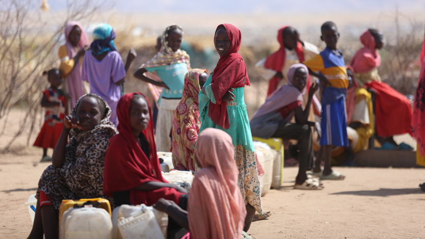En grupp barn sitter på vita plastsäckar.