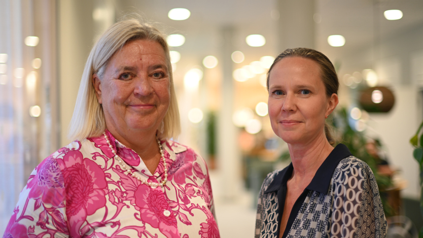 Några kvinnor som står bredvid varandra.