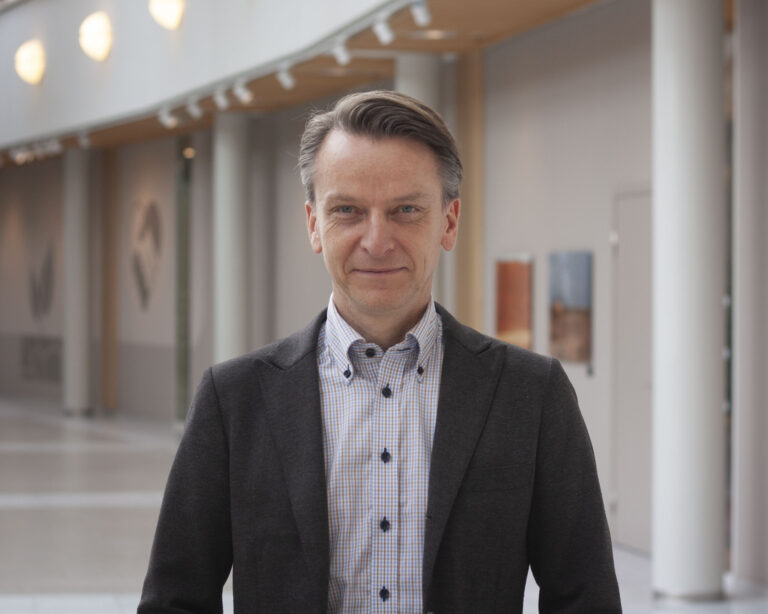 Närbild av man i skjorta och kavaj.
